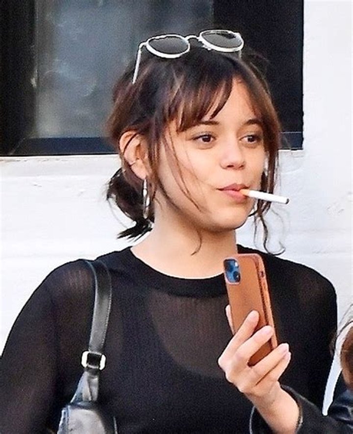 Does Jenna Ortega smoke?