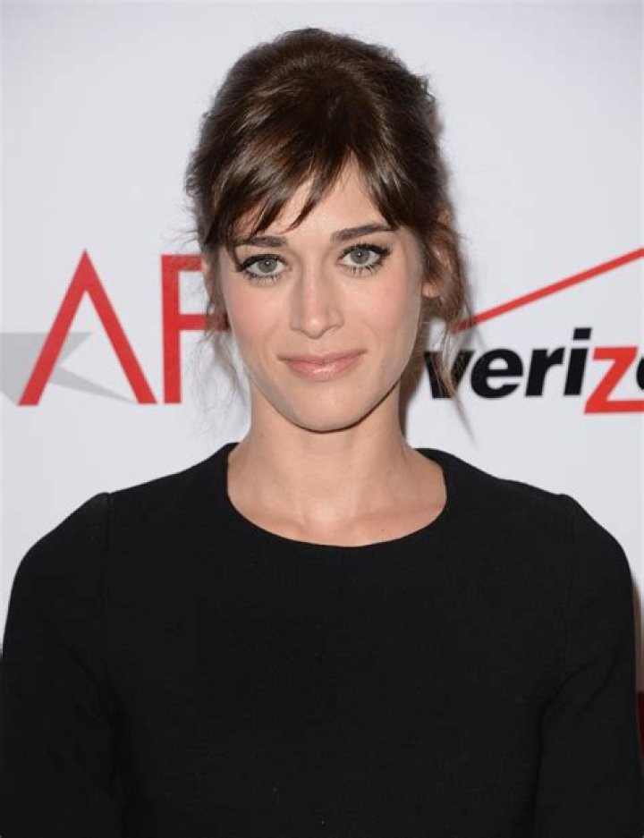 Lizzy Caplan Bra Size, Age, Weight, Height, Measurements